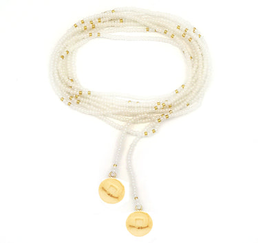 Collar enredable perla detalles dorado.